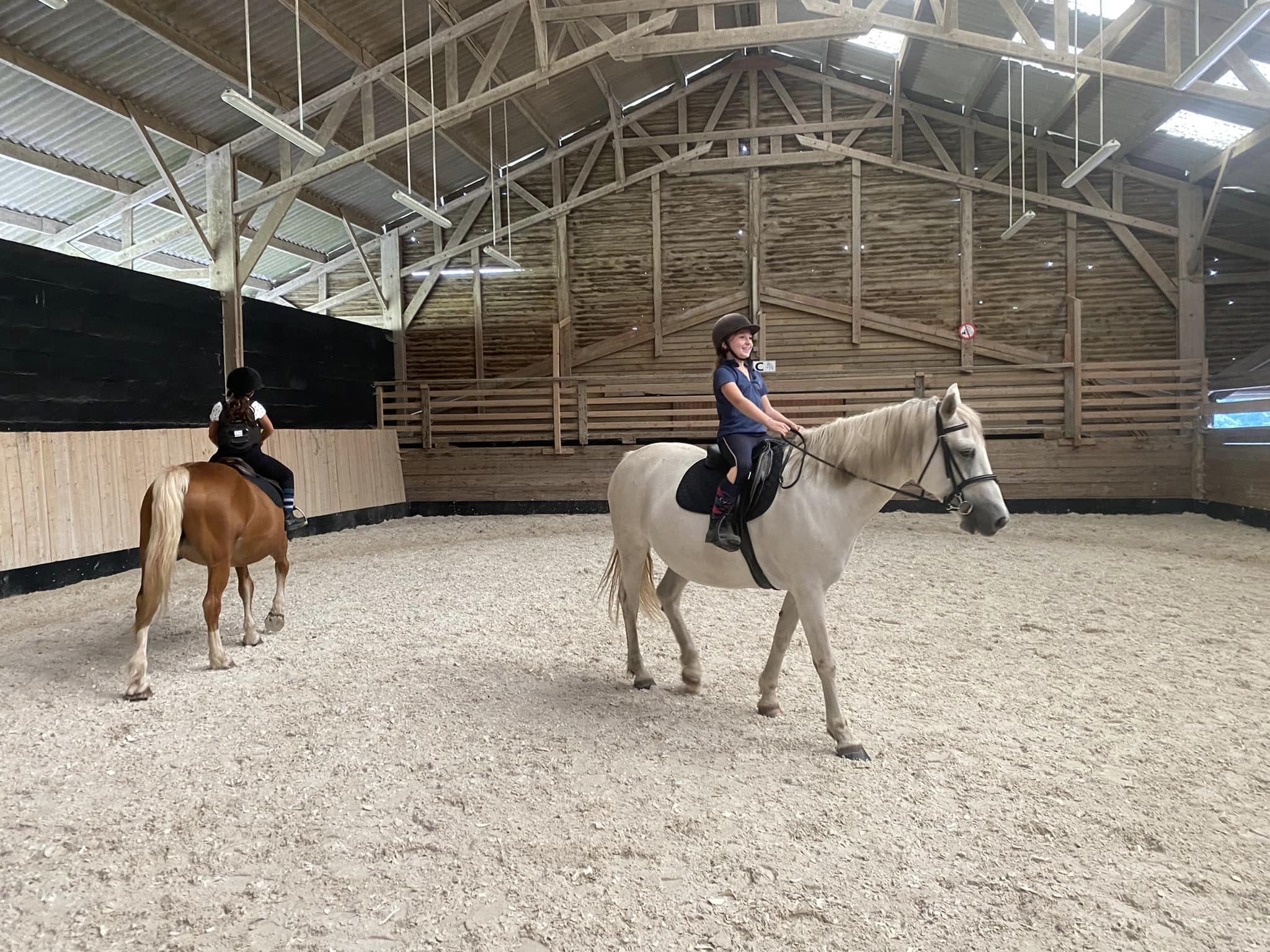 Enfants à cheval dans un manège centre équestre cabourg