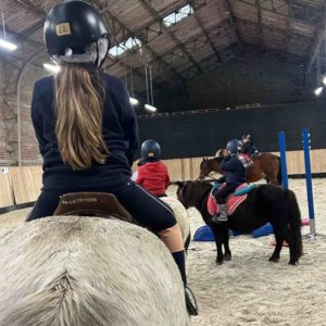 stage poney dans un manège en normandie